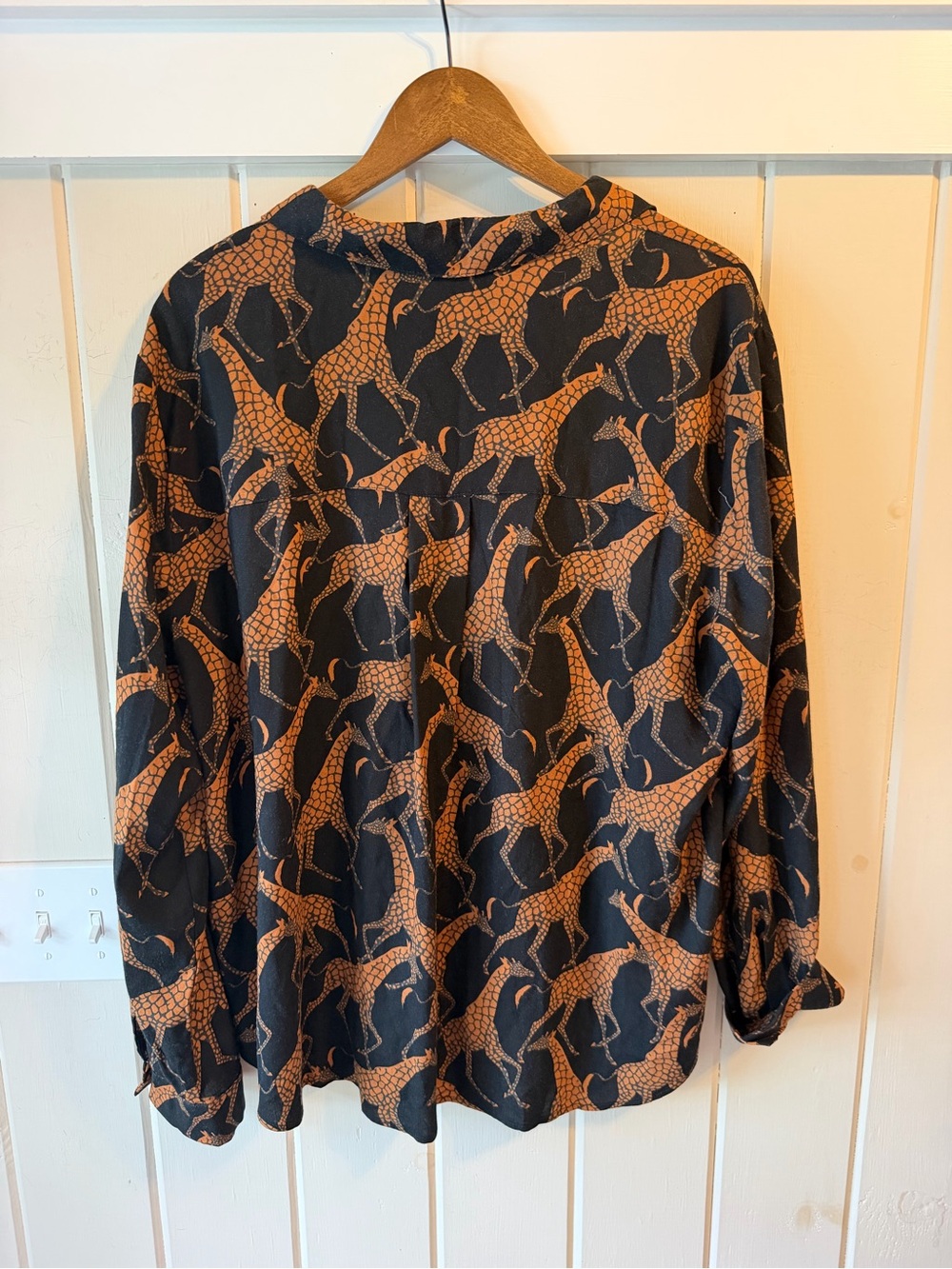 Jane & Delancey Black & Brown Giraffe Printed Button-Up Blouse, Size XL - Picture 7 of 9